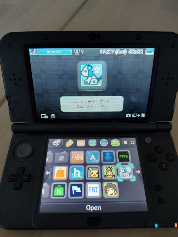 A 3DS home screen. Selected is a DSiWare game whose name is “Heart Energy Poochi” in katakana